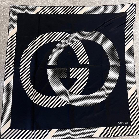 Vintage | Gucci | 100% Silk Authentic Large Gucci Scarf  | 34x34" - Picture 2 of 5